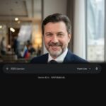 Портрет уверенного российского бизнесмена с дружелюбным взглядом на размытом нейтральном фоне студии